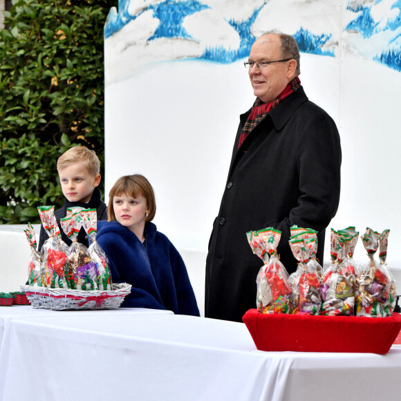 Le traditionnel arbre de Noël du Palais Princier de Monaco en présence du prince Albert II de Monaco, de la princesse Charlene et leurs deux enfants, la princesse Gabriella et le prince Jacques. Le couple princier et leurs enfants ont distribué cadeaux et friandises aux enfants monégasques, dans la cour du Palais, le 14 décembre 2022. © Bruno Bebert / Bestimage 