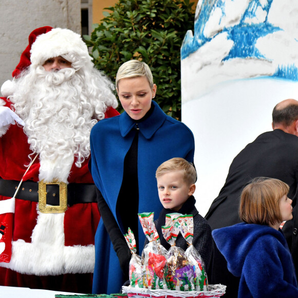 Le traditionnel arbre de Noël du Palais Princier de Monaco en présence du prince Albert II de Monaco, de la princesse Charlene et leurs deux enfants, la princesse Gabriella et le prince Jacques. Le couple princier et leurs enfants ont distribué cadeaux et friandises aux enfants monégasques, dans la cour du Palais, le 14 décembre 2022. © Bruno Bebert / Bestimage 