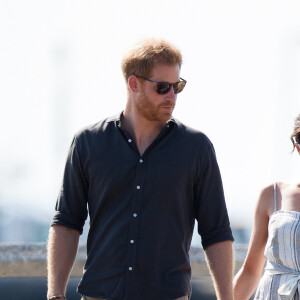 Le prince Harry, duc de Sussex, et Meghan Markle (enceinte), duchesse de Sussex, se promènent sur Kingfisher Bay Resort à Fraser Island, à l'occasion de leur voyage officiel en Australie. Le 22 octobre 2018 