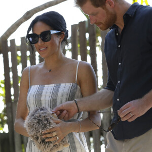 Le prince Harry, duc de Sussex, et Meghan Markle, duchesse de Sussex (enceinte) arrivent baie Kingfisher, sur l'île Fraser, en Australie, le 22 octobre 2018. Le couple rencontre les habitants de l'île. 