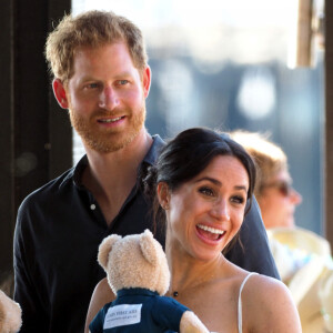 Le prince Harry, duc de Sussex, et Meghan Markle, duchesse de Sussex (enceinte) arrivent baie Kingfisher, sur l'île Fraser, en Australie, le 22 octobre 2018. Le couple rencontre les habitants de l'île. 