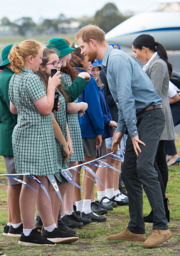 Le prince Harry, duc de Sussex, et Meghan Markle (enceinte), duchesse de Sussex, à leur arrivée à l'aéroport de Dubbo, à l'occasion de leur voyage officiel en Australie. Le 17 octobre 2018 