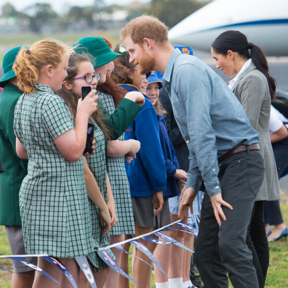 Le prince Harry, duc de Sussex, et Meghan Markle (enceinte), duchesse de Sussex, à leur arrivée à l'aéroport de Dubbo, à l'occasion de leur voyage officiel en Australie. Le 17 octobre 2018 