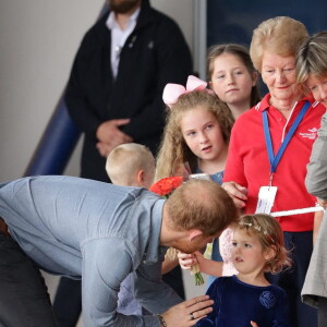 Le prince Harry, duc de Sussex et sa femme Meghan Markle, duchesse de Sussex (enceinte) visitent le "Royal Flying Doctor Service Visitor Education" à Dubbo en Australie lors de leur première tournée officielle, le 17 octobre 2018.