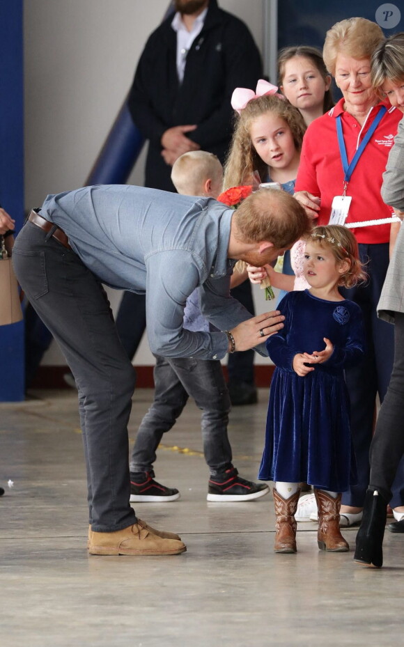 Le prince Harry, duc de Sussex et sa femme Meghan Markle, duchesse de Sussex (enceinte) visitent le "Royal Flying Doctor Service Visitor Education" à Dubbo en Australie lors de leur première tournée officielle, le 17 octobre 2018.