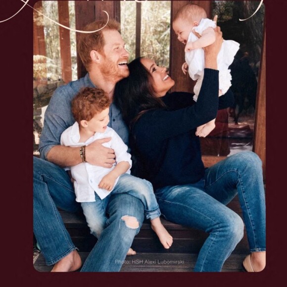 Carte de voeux du prince Harry, duc de Sussex, et Meghan Markle avec leurs enfants, Archie et Lilibet. © Photo d'Alexi Lubomirski via Bestimage 