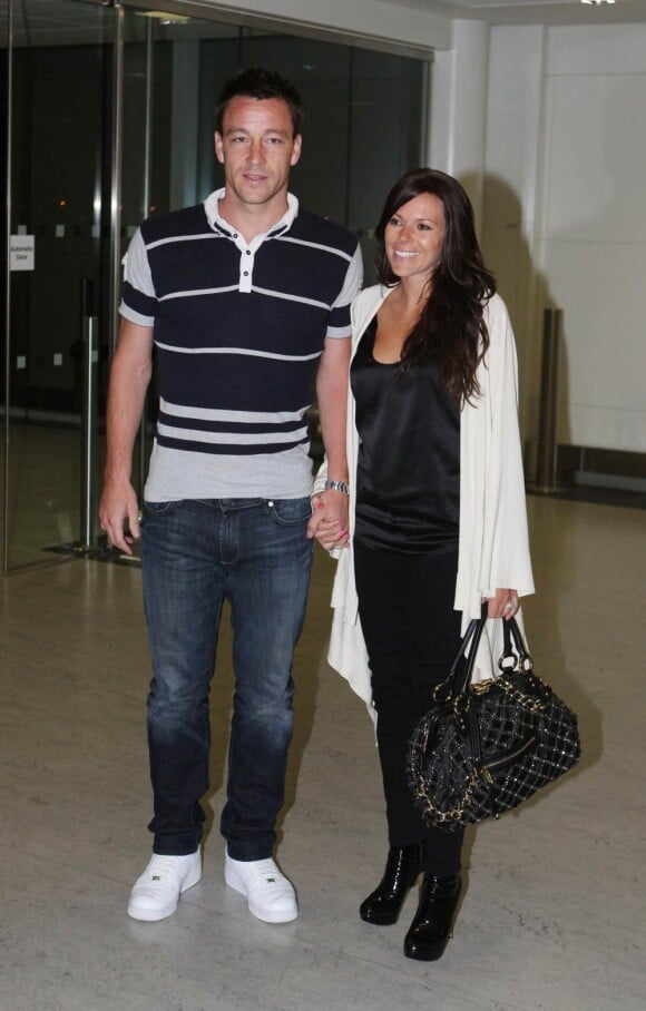 John Terry retrouve sa femme Toni à l'aéroport de Londres, le 15 février 2010