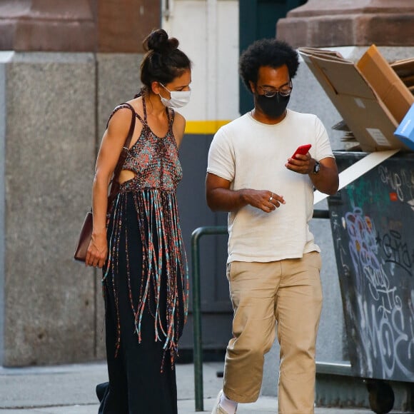 Exclusif - Katie Holmes et son compagnon Bobby Wooten III se promènent à New York, le 9 août 2022. 