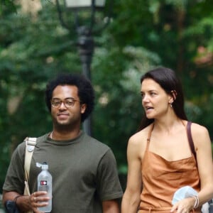 Exclusif - Katie Holmes et son compagnon Bobby Wooten III font une balade romantique à Washington Park à New York, le 5 août 2022. 