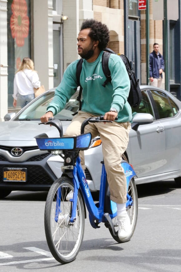 Exclusif - Bobby Wooten (compagnon de K. Holmes) fait du vélo dans les rues de New York le 11 mai 2022.