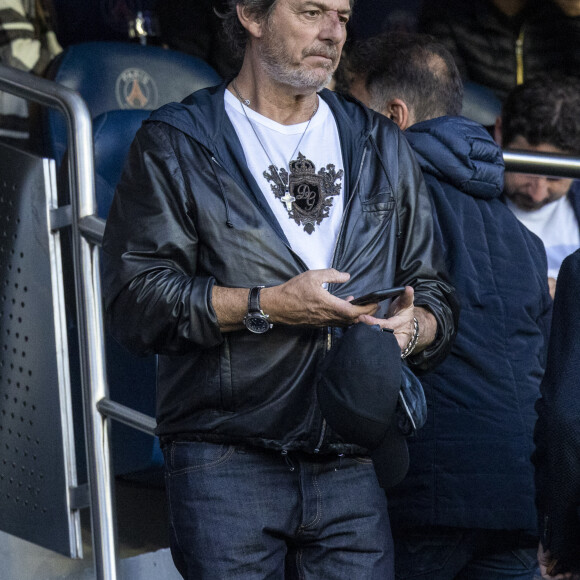 Jean-Luc Reichmann dans les tribunes lors du match de Ligue 1 "PSG - OM (2-1)" au Parc des Princes, le 17 avril 2022. © Agence/Bestimage