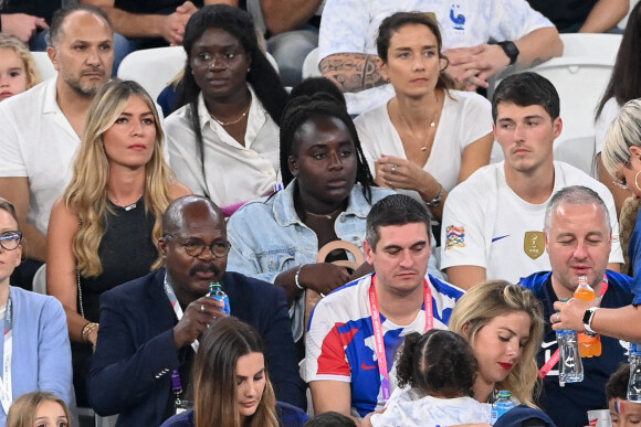 Mathilde Cappelaere et son compagnon Dylan Deschamps - Femmes et compagnes des joueurs lors du match "France - Pologne" (3-1) lors de la Coupe du Monde 2022 au Qatar (FIFA World Cup Qatar 2022) le 4 décembre 2022. © Philippe Perusseau / Bestimage