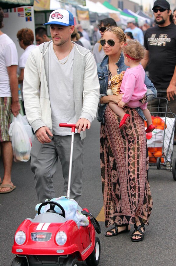 Nicole Richie et Joel Madden, même en promenade avec une poussette, ils ont le look ! 