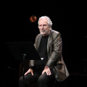 Pierre Arditi sur scène - Pour ses Adieux au Théâtre du Rond-Point qu'il a dirigé 20 ans, Jean-Michel Ribes a reçu les hommages et les remerciements des comédiens qui ont joué sur cette scène. Paris, France, le 12 Décembre 2022. © Bertrand Rindoff / Bestimage 