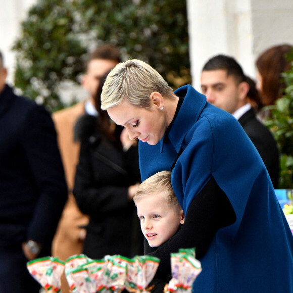 Le traditionnel arbre de Noël du Palais Princier de Monaco en présence du prince Albert II de Monaco, de la princesse Charlene et leurs deux enfants, la princesse Gabriella et le prince Jacques. Le couple princier et leurs enfants ont distribué cadeaux et friandises aux enfants monégasques, dans la cour du Palais, le 14 décembre 2022. © Bruno Bebert / Bestimage 