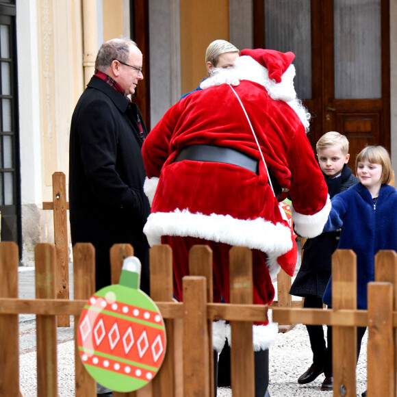 Le traditionnel arbre de Noël du Palais Princier de Monaco en présence du prince Albert II de Monaco, de la princesse Charlene et leurs deux enfants, la princesse Gabriella et le prince Jacques. Le couple princier et leurs enfants ont distribué cadeaux et friandises aux enfants monégasques, dans la cour du Palais, le 14 décembre 2022. © Bruno Bebert / Bestimage 