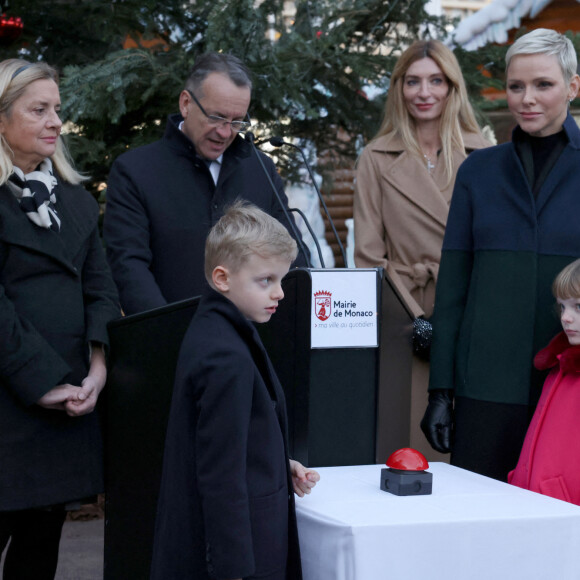 La princesse Charlene de Monaco, et ses enfants le prince Jacques et la princesse Gabriella lors de l'inauguration du marché de Noël à Monaco. Le 2 décembre 2022. © Claudia Albuquerque / Bestimage 