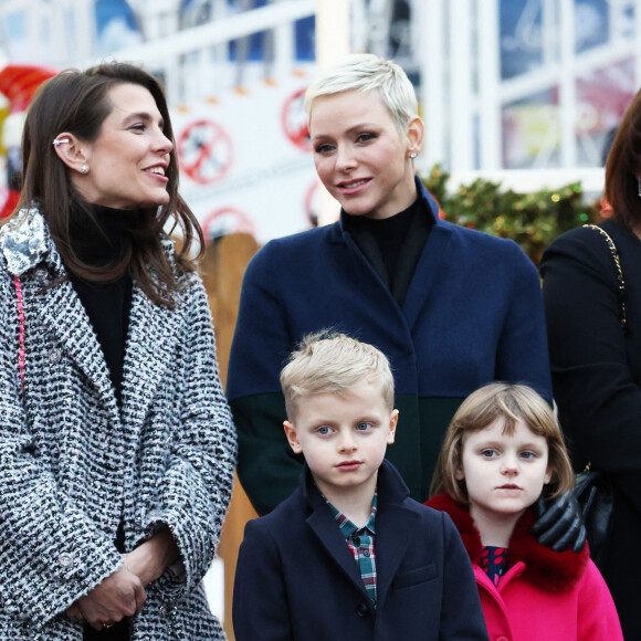 La princesse Charlène de Monaco, accompagnée des ses enfants le prince Jacques de Monaco, marquis des Baux, et la princesse Gabriella de Monaco, comtesse de Carladès, Charlotte Casiraghi, Mélanie de Massy et Georges Marsan, le maire de Monaco, lors de l'inauguration du marché de Noël à Monaco, le 2 décembre 2022. © Jean-Charles Vinaj/Pool Monaco/Bestimage 