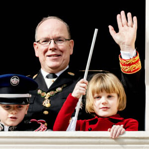 Le prince Albert II de Monaco, la princesse Charlène de Monaco, le prince Jacques de Monaco, marquis des Baux, la princesse Gabriella de Monaco, comtesse de Carladès - La famille princière au balcon du palais lors de la Fête Nationale de la principauté de Monaco le 19 novembre 2022. 