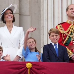 Catherine Kate Middleton, duchesse de Cambridge, le prince William, duc de Cambridge et leurs enfants, le prince Louis, le prince George et la princesse Charlotte - Les membres de la famille royale regardent le défilé Trooping the Colour depuis un balcon du palais de Buckingham à Londres lors des célébrations du jubilé de platine de la reine le 2 juin 2022. 