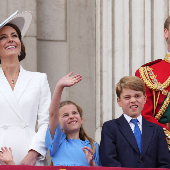 Catherine Kate Middleton, duchesse de Cambridge, le prince William, duc de Cambridge et leurs enfants, le prince Louis, le prince George et la princesse Charlotte - Les membres de la famille royale regardent le défilé Trooping the Colour depuis un balcon du palais de Buckingham à Londres lors des célébrations du jubilé de platine de la reine le 2 juin 2022. 