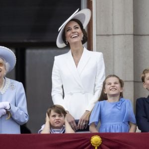 La reine Elisabeth II d'Angleterre, Catherine (Kate) Middleton, duchesse de Cambridge, le prince Louis de Cambridge, la princesse Charlotte de Cambridge, le prince George de Cambridge - Les membres de la famille royale saluent la foule depuis le balcon du Palais de Buckingham, lors de la parade militaire "Trooping the Colour" dans le cadre de la célébration du jubilé de platine (70 ans de règne) de la reine Elizabeth II à Londres, le 2 juin 2022. © Avalon/Panoramic/Bestimage 