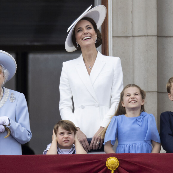 La reine Elisabeth II d'Angleterre, Catherine (Kate) Middleton, duchesse de Cambridge, le prince Louis de Cambridge, la princesse Charlotte de Cambridge, le prince George de Cambridge - Les membres de la famille royale saluent la foule depuis le balcon du Palais de Buckingham, lors de la parade militaire "Trooping the Colour" dans le cadre de la célébration du jubilé de platine (70 ans de règne) de la reine Elizabeth II à Londres, le 2 juin 2022. © Avalon/Panoramic/Bestimage 