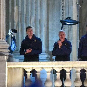 Benjamin Pavard, Didier Deschamps et Hugo Lloris - Les joueurs de l'équipe de France de football saluent leurs supporters place de la Concorde à Paris le 19 décembre 2022.