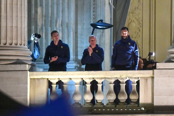 Benjamin Pavard, Didier Deschamps et Hugo Lloris - Les joueurs de l'équipe de France de football saluent leurs supporters place de la Concorde à Paris le 19 décembre 2022.