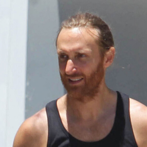David Guetta et sa femme Cathy rencontrent Said Taghmaoui a la sortie de leur cours de gym a Los Angeles. Ils lui offrent un casque audio. Le 20 mai 2013 