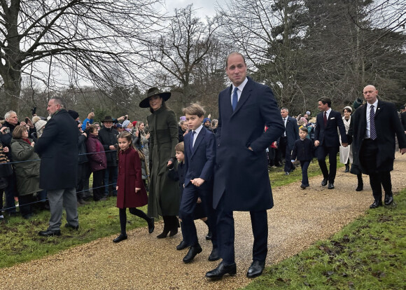 Le prince William, Kate Middleton et leurs enfants, le prince George, la princesse Charlotte et le prince Louis - La famille royale d'Angleterre au premier service de Noël à Sandringham depuis le décès de la reine Elizabeth II, le 25 décembre 2022.