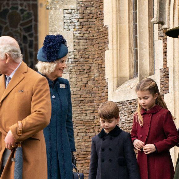 Le roi Charles III, Camilla Parker Bowles, Kate Middleton, la princesse Charlotte et le prince Louis - La famille royale d'Angleterre au premier service de Noël à Sandringham depuis le décès de la reine Elizabeth II, le 25 décembre 2022.