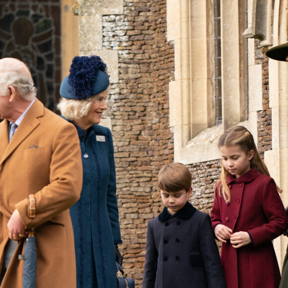Le roi Charles III, Camilla Parker Bowles, Kate Middleton, la princesse Charlotte et le prince Louis - La famille royale d'Angleterre au premier service de Noël à Sandringham depuis le décès de la reine Elizabeth II, le 25 décembre 2022.