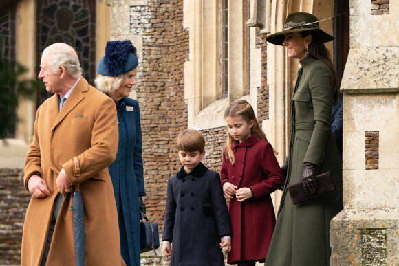 Le roi Charles III, Camilla Parker Bowles, Kate Middleton, la princesse Charlotte et le prince Louis - La famille royale d'Angleterre au premier service de Noël à Sandringham depuis le décès de la reine Elizabeth II, le 25 décembre 2022.