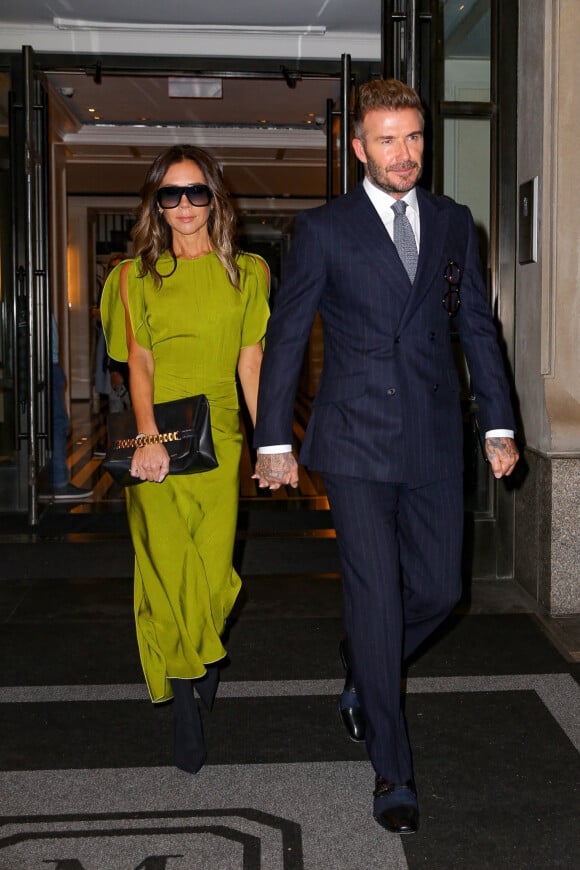 David et sa femme Victoria Beckham sont tirés à quatre épingles à la sortie de l'hôtel The Mark à New York City, New York, Etats-Unis, le 14 octobre 2022.