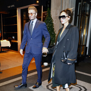 David et Victoria Beckham quittent leur hôtel pour aller dîner à New York, le 11 octobre 2022.