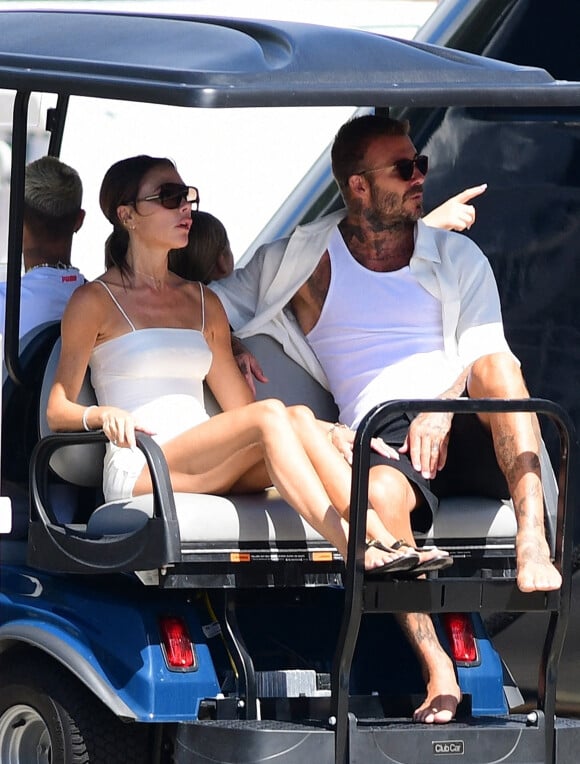 Exclusif - Prix Spécial - No web - Victoria et David Beckham, avec leurs enfants Harper, 11 ans, et Romeo, 19 ans, embarquent sur leur yacht à Palm Beach, le 3 août 2022.