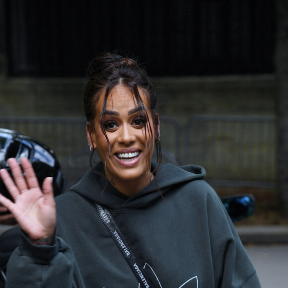 Amel Bent à la sortie de l'enregistrement de l'émission "Vivement Dimanche" qui sera diffusée le 19 juin 2022 au studio Gabriel à Paris, France, le 7 juin 2022. © Giancarlo Garassini/Bestimage
