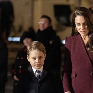 Le prince George et Catherine (Kate) Middleton, princesse de Galles - La famille royale à la sortie de la messe "Together at Christmas" à l'Abbaye de Westminster le 15 décembre 2022. 