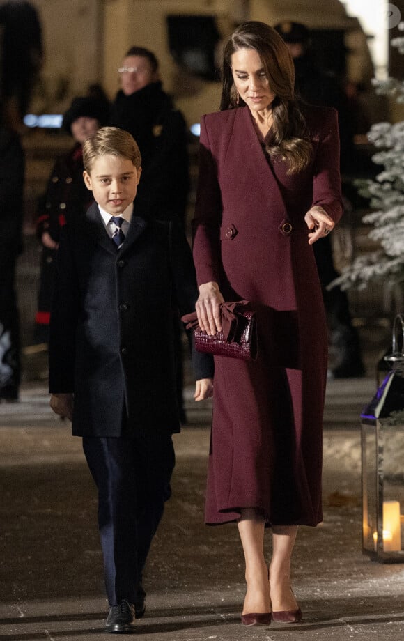 Le prince George et Catherine (Kate) Middleton, princesse de Galles - La famille royale à la sortie de la messe "Together at Christmas" à l'Abbaye de Westminster le 15 décembre 2022. 