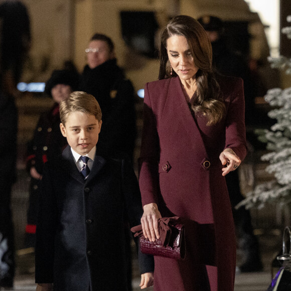 Le prince George et Catherine (Kate) Middleton, princesse de Galles - La famille royale à la sortie de la messe "Together at Christmas" à l'Abbaye de Westminster le 15 décembre 2022. 
