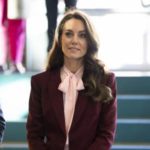 Le prince William, prince de Galles, et Catherine (Kate) Middleton, princesse de Galles, rencontrent Henry Dunov-Texeira, un Américain de 8 ans déguisé en garde britannique, à Somerville, Massachusetts, États-Unis, le 1er décembre 2022. Le couple princier visite "Greentown Labs" à Somerville pour en savoir plus sur les innovations climatiques incubées à Boston. 