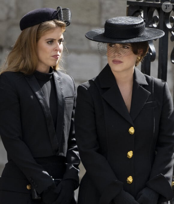 La princesse Beatrice d'York, La princesse Eugenie d'York - Arrivées au service funéraire à l'Abbaye de Westminster pour les funérailles d'Etat de la reine Elizabeth II d'Angleterre. Le sermon est délivré par l'archevêque de Canterbury Justin Welby (chef spirituel de l'Eglise anglicane) au côté du doyen de Westminster David Hoyle. Londres, le 19 septembre 2022. 