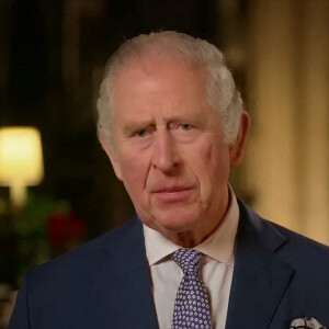 Captures d'écran de la première allocution de Noël du roi Charles III le 25 décembre 2022. 