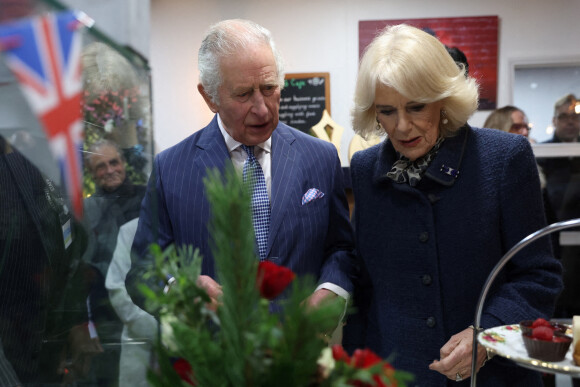 Le roi Charles III d'Angleterre et Camilla Parker Bowles, reine consort d'Angleterre, visitent la banque alimentaire "London's Community Kitchen" à Harrow dans la banlieue de Londres, le 15 décembre 2022. A cette occasion, le couple royal a rencontré des étudiants et des bénévoles et a visité les installations, y compris le marché des surplus alimentaires, l'école de cuisine et le Kind Cafe. 