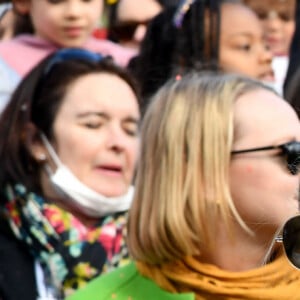 Adriana Karembeu Ohanian et son mari Aram durant la première bataille de fleurs du Carnaval de Nice 2022, Roi des Animaux, place Masséna à Nice, le 13 février 2022. © Bruno Bebert/Bestimage