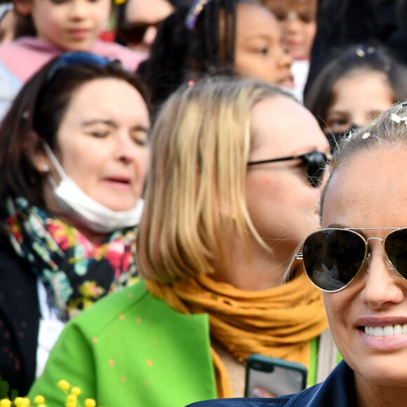 Adriana Karembeu Ohanian et son mari Aram durant la première bataille de fleurs du Carnaval de Nice 2022, Roi des Animaux, place Masséna à Nice, le 13 février 2022. © Bruno Bebert/Bestimage