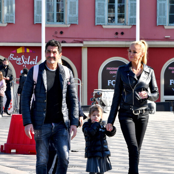 Adriana Karembeu Ohanian, son mari Aram et leur fille Nina durant la première bataille de fleurs du Carnaval de Nice 2022, Roi des Animaux, place Masséna à Nice, le 13 février 2022. © Bruno Bebert/Bestimage