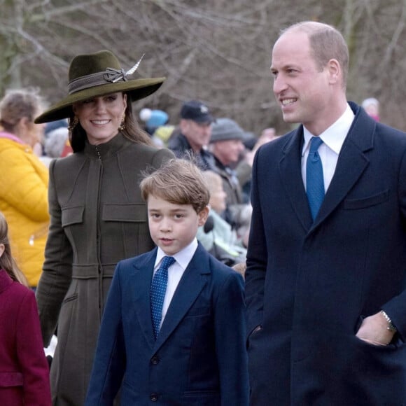 Le prince William, prince de Galles, Catherine (Kate) Middleton, princesse de Galles, le prince George de Galles, et la princesse Charlotte de Galles - La famille royale d'Angleterre assiste au service religieux de Noël à l'église St Mary Magdalene à Sandringham, Norfolk, Royaume Uni, le 25 décembre 2022. 