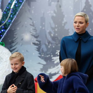 Le prince Albert II de Monaco, La princesse Charlene de Monaco, Le prince héréditaire Jacques de Monaco, La princesse Gabriella de Monaco lors du traditionnel arbre de Noël du palais princier à Monaco le 14 décembre 2022. Le couple princier et leurs enfants ont distribué cadeaux et friandises aux enfants monégasques, dans la cour du Palais. © Claudia Albuquerque / Bestimage 